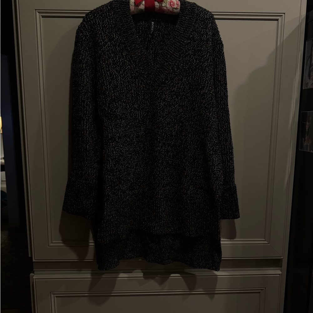 Athleta Black & Gray Knit long Sweater
Covers butt great over tights/yoga pants